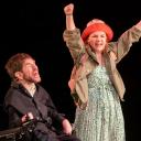 Imagen Off Niemeyer. Sabes que las flores de plástico nunca han vivido, ¿verdad?