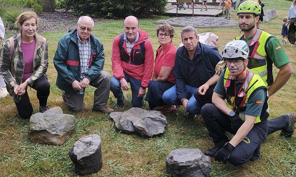 Go to Image El equipo científico del MUJA recupera un bloque con una huella de un dinosaurio terópodo en los acantilados de Oles (Villaviciosa) con la ayuda del helicóptero de la Guardia Civil