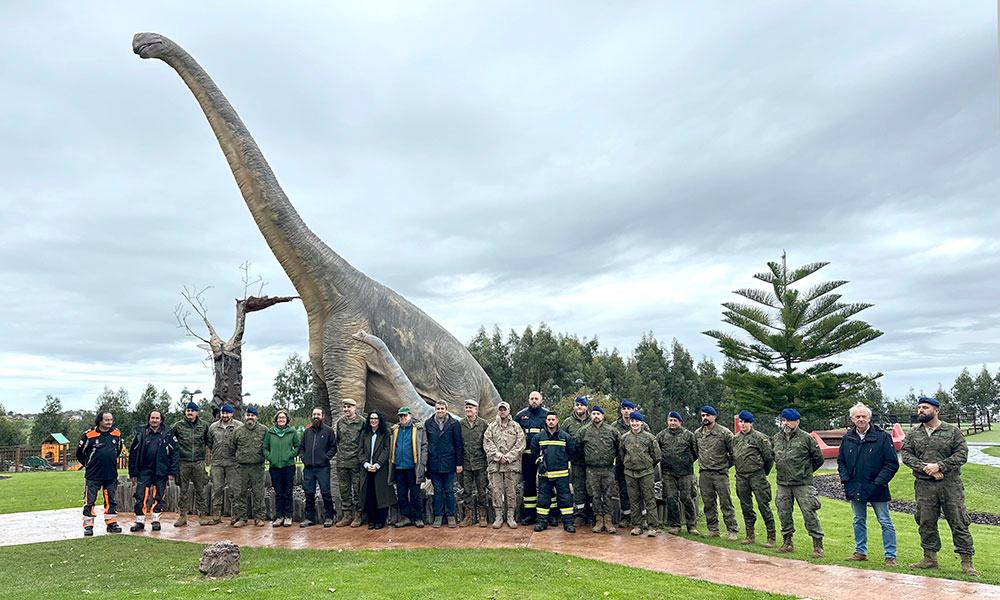 Go to Image El MUJA recupera dos nuevos bloques con restos fósiles de un gran dinosaurio saurópodo con la ayuda del helicóptero de las Fuerzas Aeromóviles del Ejército de Tierra